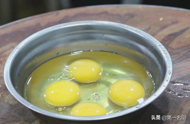 家常洋葱炒鸡蛋的做法（洋葱炒鸡蛋怎样做才好吃窍门）(7)