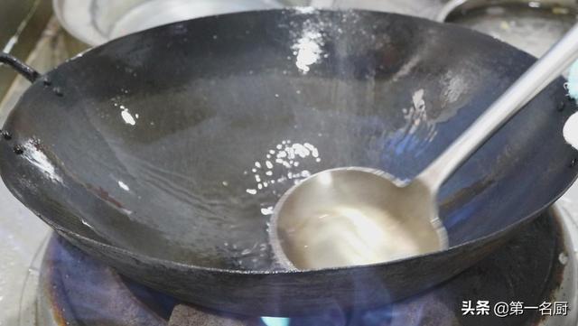 家常洋葱炒鸡蛋的做法（洋葱炒鸡蛋怎样做才好吃窍门）(9)