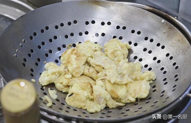 家常洋葱炒鸡蛋的做法（洋葱炒鸡蛋怎样做才好吃窍门）(11)