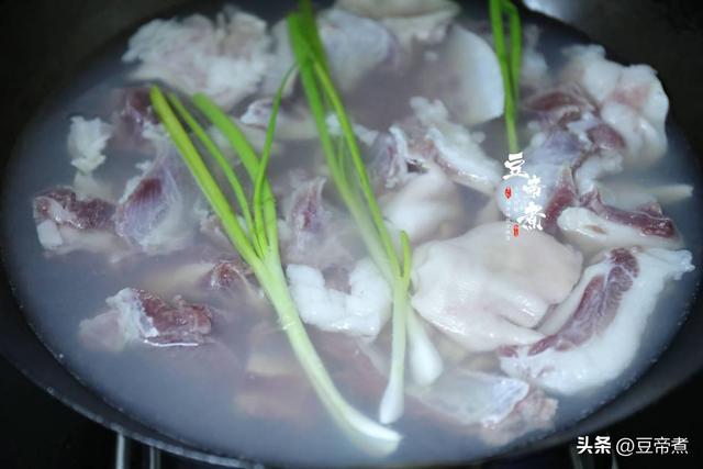 怎么烧羊肉好吃又简单（学学老厨师的红烧做法）(3)