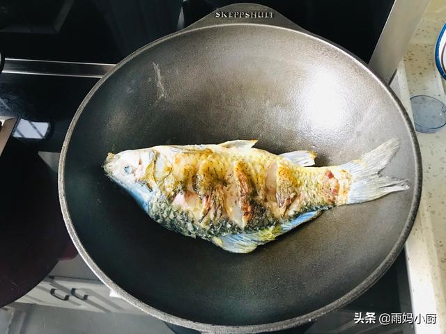 鲤鱼汤炖多长时间（美味又营养的鲤鱼汤做法详解）(9)