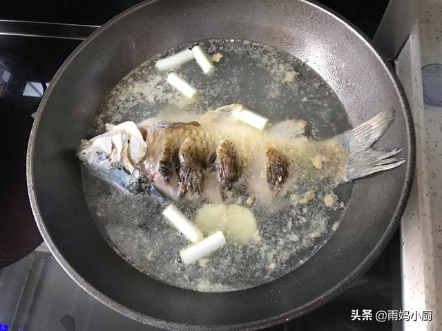 鲤鱼汤炖多长时间（美味又营养的鲤鱼汤做法详解）(10)