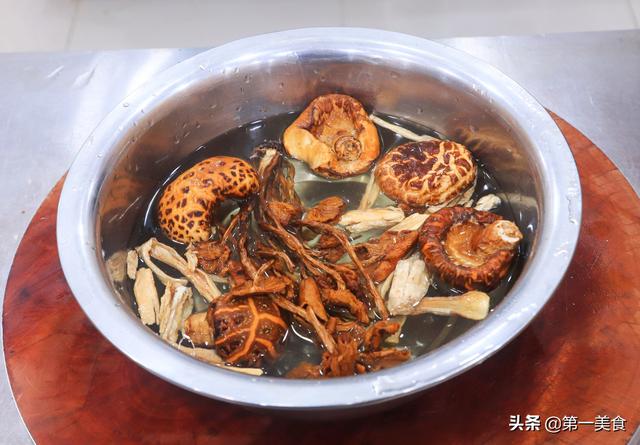 小鸡和蘑菇怎么做好吃（鸡肉菌菇汤最鲜的做法）(2)