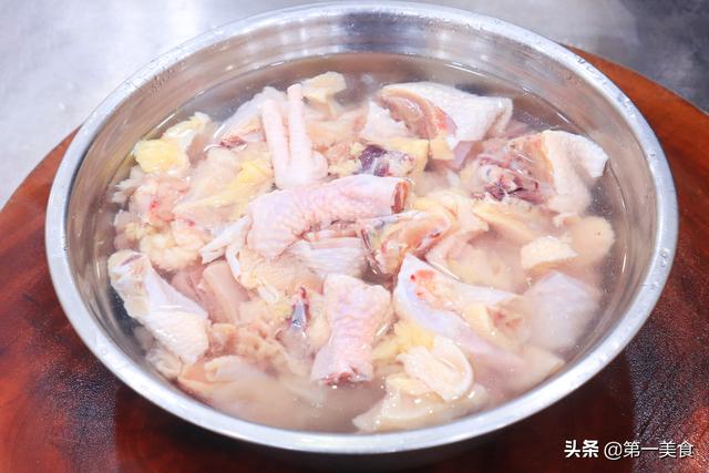 小鸡和蘑菇怎么做好吃（鸡肉菌菇汤最鲜的做法）(3)