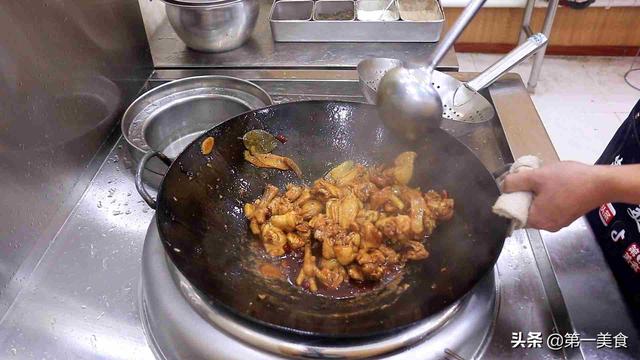 小鸡和蘑菇怎么做好吃（鸡肉菌菇汤最鲜的做法）(7)