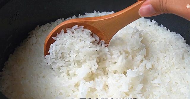 电饭煲怎么蒸米饭好吃（正宗电饭锅蒸米饭的方法）(15)