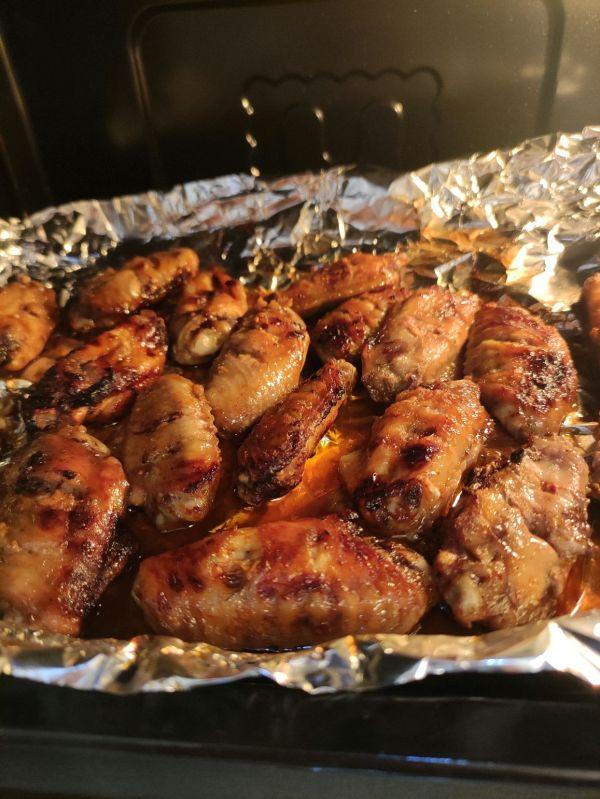 烤箱烤鸡翅中怎么做好吃（烤箱烤出美味的鸡翅）(1)