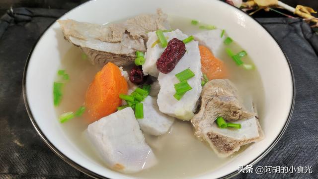 芋头猪骨煲汤的做法（芋头棒骨汤怎么炖最有营养）(1)
