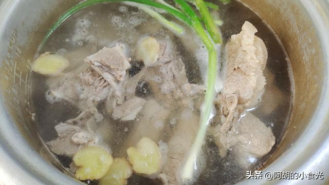 芋头猪骨煲汤的做法（芋头棒骨汤怎么炖最有营养）(8)