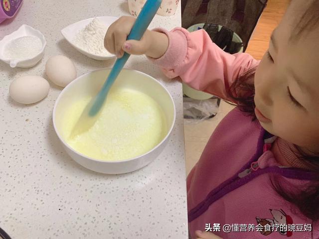 空气炸锅做蛋糕最简单的方法教程（两个鸡蛋用空气炸锅做蛋糕）(3)