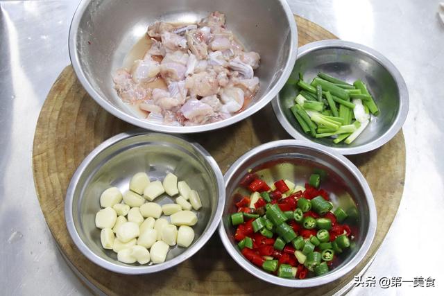 泡椒牛蛙的做法家常做法（厨师长教你一道美味的泡椒牛蛙）(4)