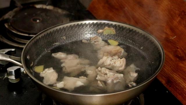 怎么做羊肉汤（羊肉汤怎么炖最好喝需要哪些调料）(4)