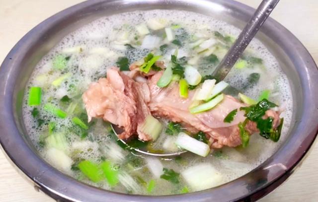 家常羊肉汤的简单做法（煮羊肉时直接炖还是先焯水）(9)
