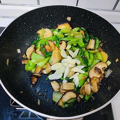 油菜香菇怎么炒好吃又简单易学（最简单的香菇油菜的做法）(9)