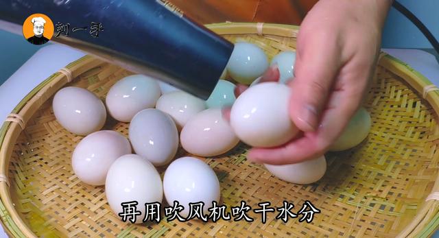 冒油的咸鸭蛋腌制方法（腌制咸鸭蛋金黄流油秘诀）(4)