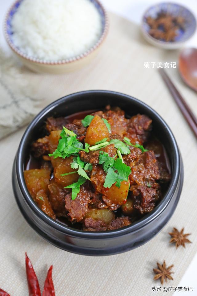 萝卜牛腩煲的做法（广东萝卜炖牛腩最好吃做法）(1)