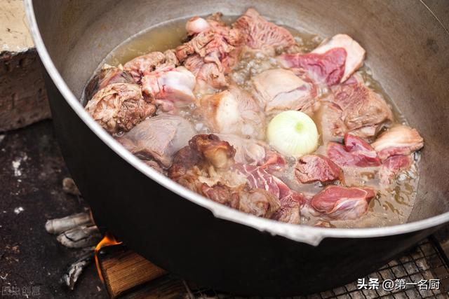 正宗羊肉汤的做法和配料（炖羊肉放什么料最香最好吃）(6)