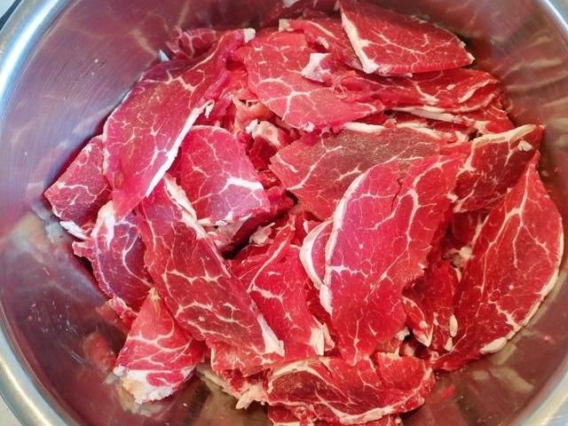 羊腿怎么腌制烤出来更好吃（烤牛肉怎么腌制又嫩又滑厨师）(3)