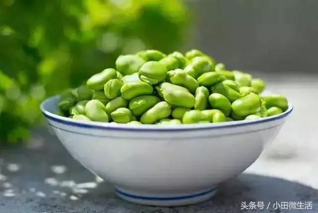 蚕豆炒菜怎么做好吃（怎样炒蚕豆保持原来的翠绿）(1)