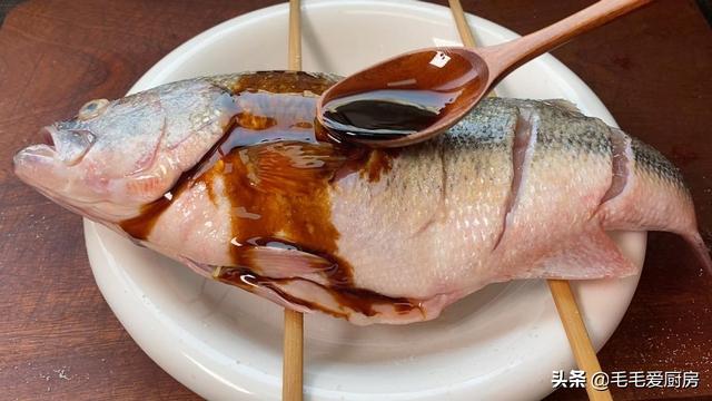清蒸鲈鱼怎么做好吃又不腥（蒸鲈鱼的时候切忌两不放）(5)