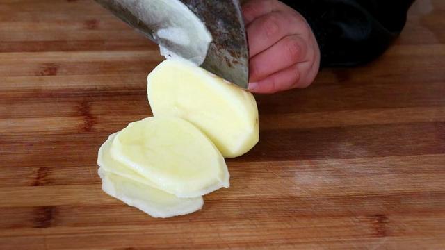 炒土豆丝的最简单做法（土豆丝用热水烫一下再炒）(1)