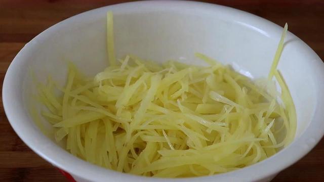 炒土豆丝的最简单做法（土豆丝用热水烫一下再炒）(4)