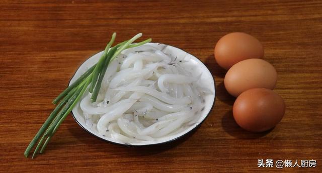 怎样做银鱼炒鸡蛋窍门（银鱼炒蛋不腥气又美味的小诀窍）(1)