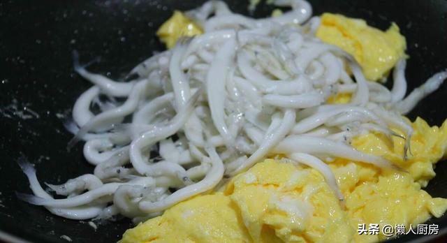 怎样做银鱼炒鸡蛋窍门（银鱼炒蛋不腥气又美味的小诀窍）(8)