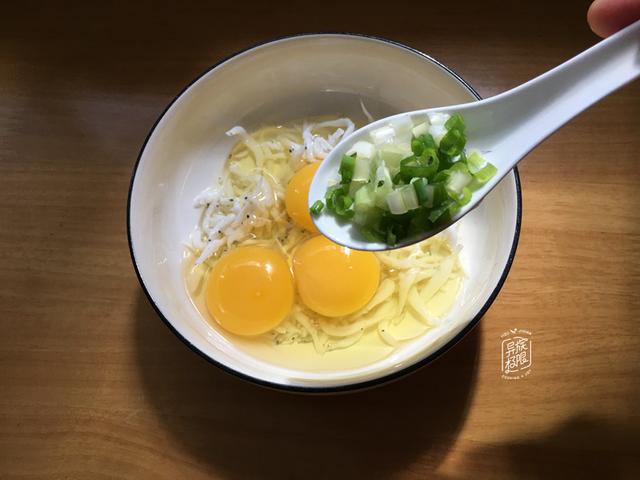 银鱼煎鸡蛋的做法窍门（银鱼干煎鸡蛋的正宗做法）(6)