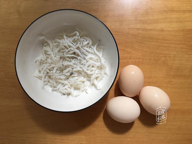 银鱼煎鸡蛋的做法窍门（银鱼干煎鸡蛋的正宗做法）(4)