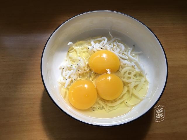 银鱼煎鸡蛋的做法窍门（银鱼干煎鸡蛋的正宗做法）(5)
