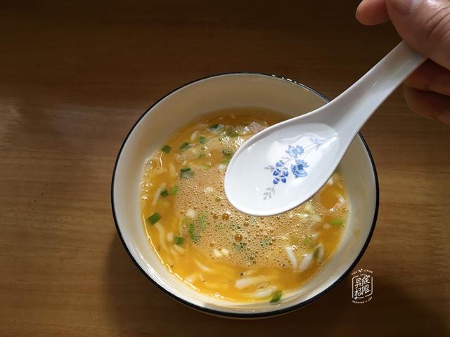 银鱼煎鸡蛋的做法窍门（银鱼干煎鸡蛋的正宗做法）(8)