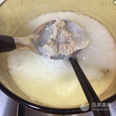 皮蛋瘦肉粥的做法家常（电饭煲怎么煮皮蛋瘦肉粥）(9)