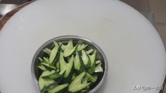黄瓜怎么凉拌好吃简单又好吃（大厨教你一个最简单的凉拌黄瓜）(3)