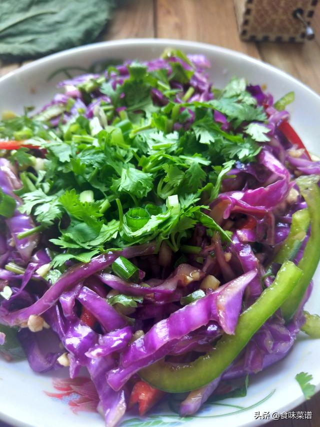 凉拌紫甘兰怎么做（紫色甘蓝菜怎么凉拌好吃）(1)