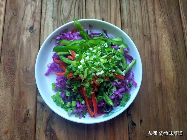 凉拌紫甘兰怎么做（紫色甘蓝菜怎么凉拌好吃）(5)