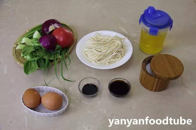 家庭简单鸡蛋炒面的做法（鸡蛋炒面最简单的做法）(2)