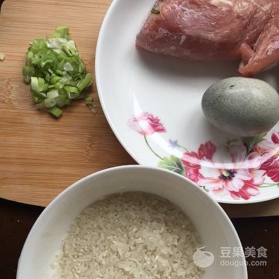 皮蛋瘦肉粥的做法家常（皮蛋瘦肉粥最简单的做法）(2)