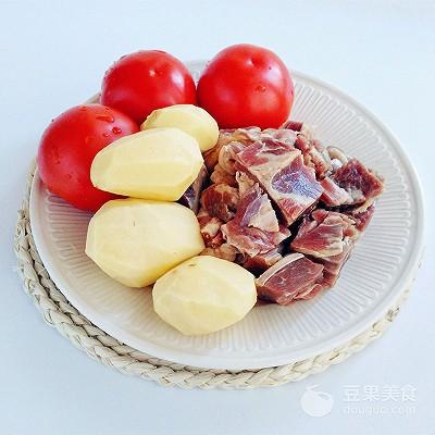 番茄土豆炖牛腩的做法家常（北京土豆番茄炖牛腩做法）(2)