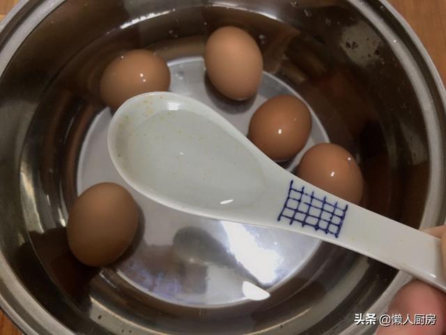 鸡蛋怎么煮不破壳又容易剥（煮鸡蛋不开裂更好剥的小妙招）(2)