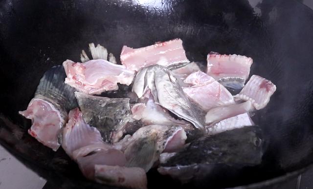 酸菜鱼用什么鱼做好一点（酸菜鱼用啥鱼做最好）(2)