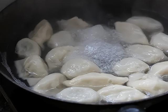 煮水饺为什么加冷水（煮饺子中途加冷水原理是什么）(1)