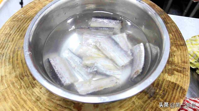 酱烧带鱼的家常做法（用红烧酱料做红烧带鱼段）(2)
