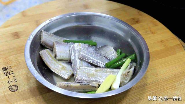 酱烧带鱼的家常做法（用红烧酱料做红烧带鱼段）(3)