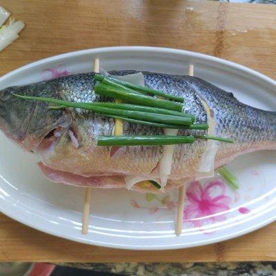 清蒸鲈鱼不放盐的做法（鲈鱼清蒸盐怎么放）(5)