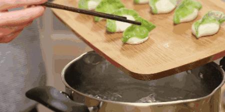 饺子是热水煮还是凉水煮（煮饺子是用冷水还是用开水下锅）(4)