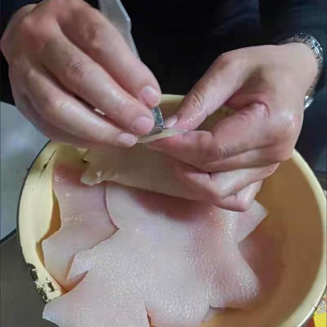 做猪皮冻的方法和材料（自制猪皮冻吃起来带有一定的韧劲）(5)