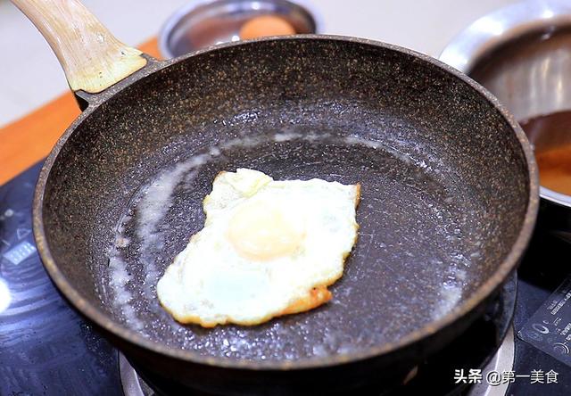 煎荷包蛋怎么做既不粘锅又不散（怎样煎荷包蛋不粘锅既快又好）(3)