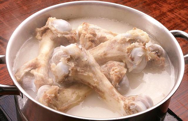怎么才能熬出米白色的骨汤（怎样熬出的大骨汤才又浓又香）(1)
