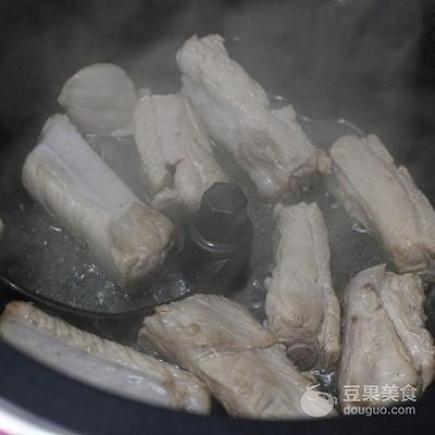 东北大菜排骨酸菜炖粉条的做法（排骨酸菜炖粉条步骤）(7)